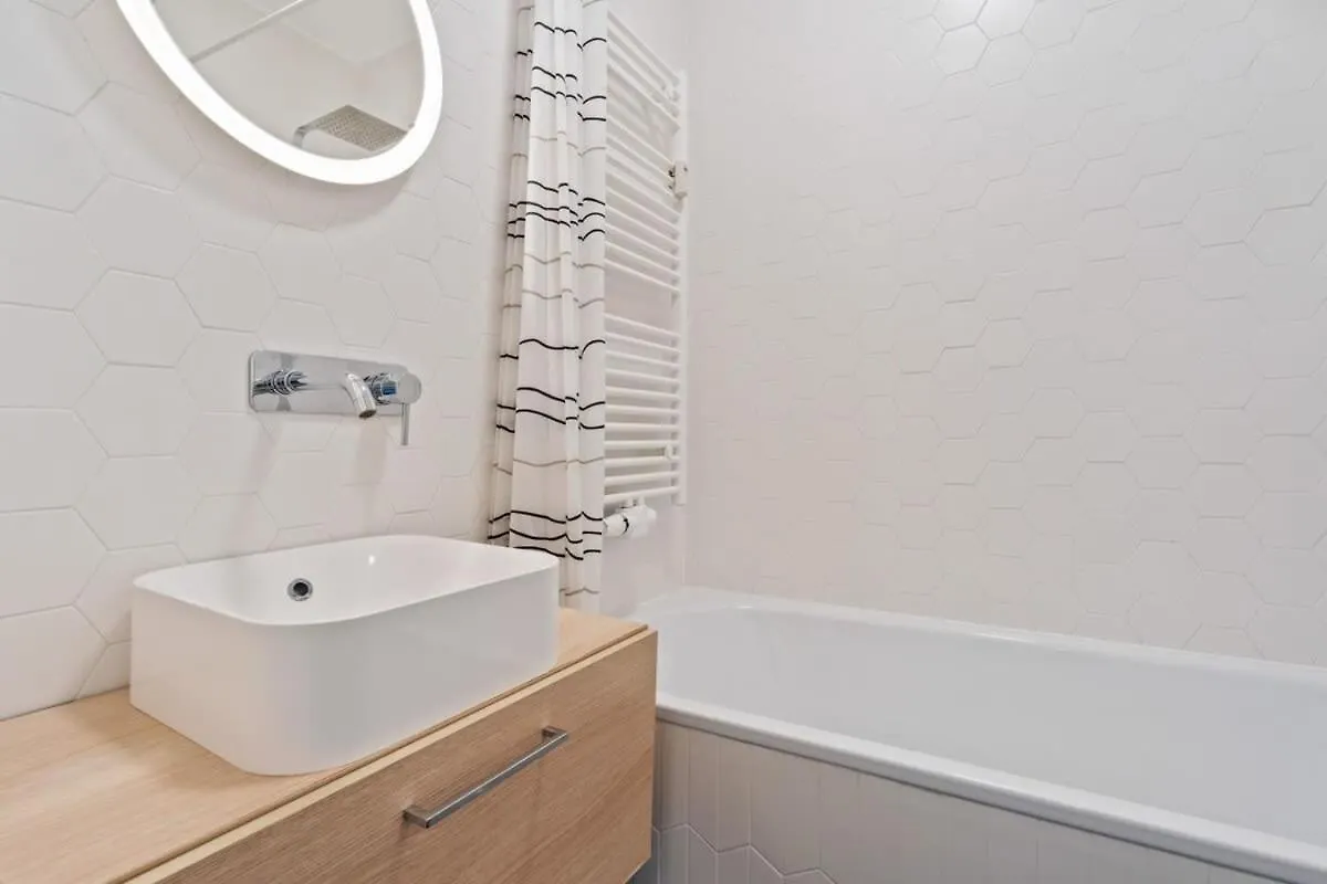 Ferienwohnung Elegant 1Br Apt, Balcony, Pool, Central Location Luxemburg Apartment